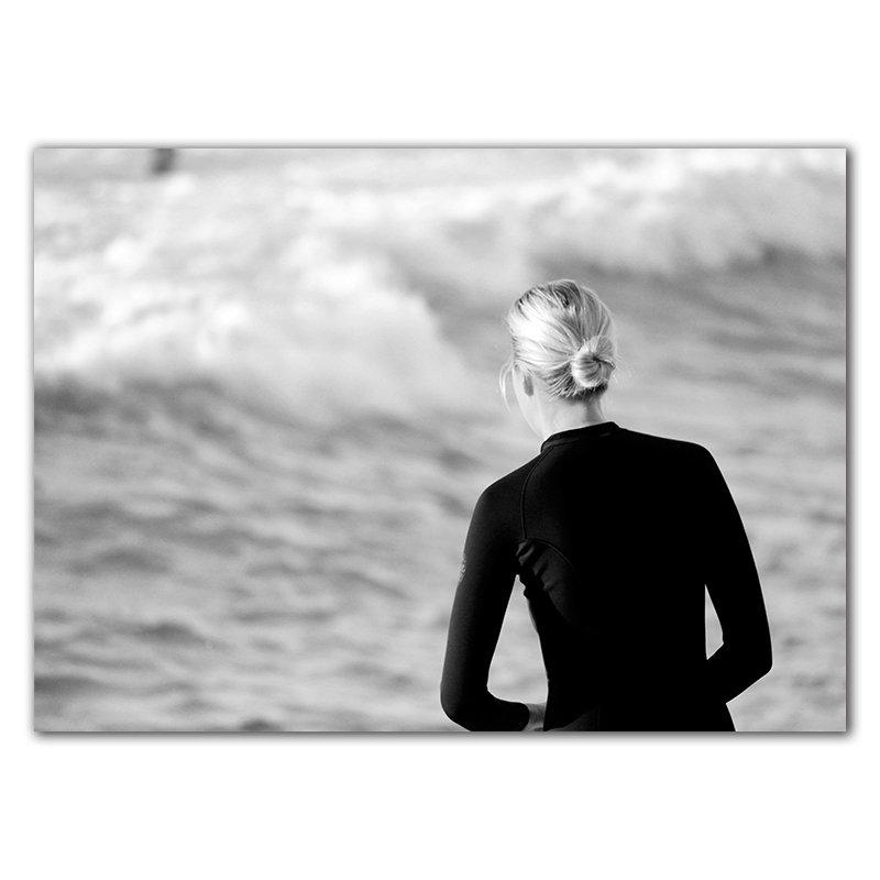 Träbro Landskap Flicka Fåglar Svart Vit Konstaffisch Träd Skog Surf Natur Bildtryck Skandinavisk väggdekor HD0134