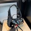 Bolso de mano negro con forma de media luna para mujer, de lujo, con tachuelas y cuentas, color rojo, de piel sintética de color liso, tipo bandolera para el hombro