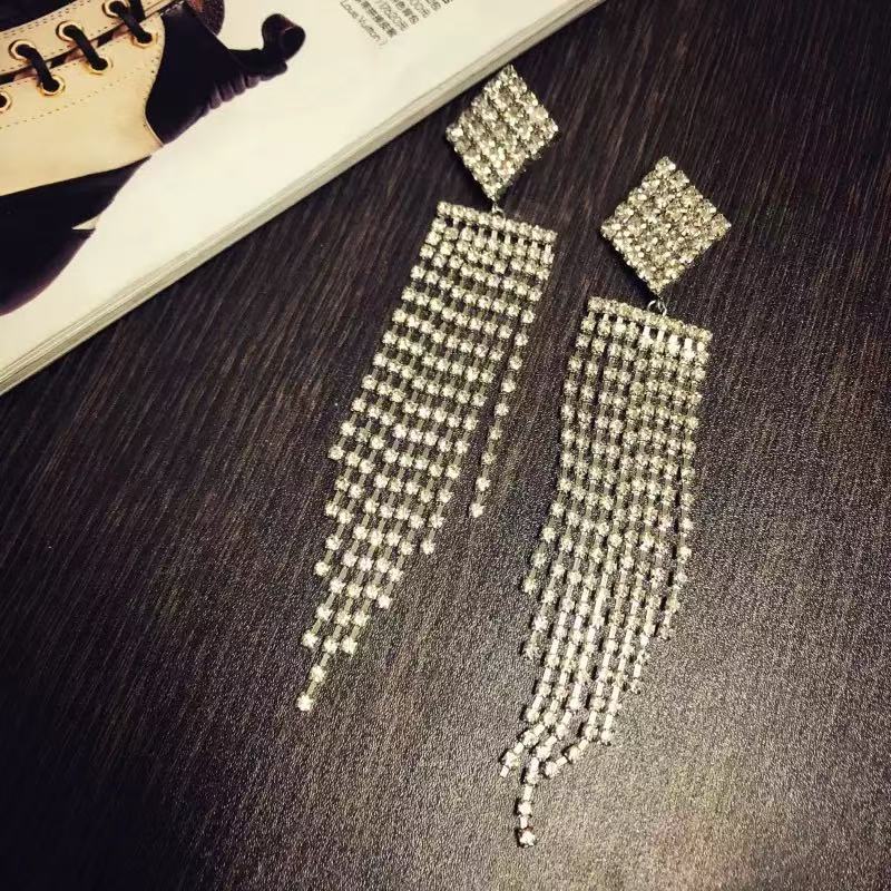

Fashion creative alloy diamond earrings, Korean version of the new trend versatile earrings, long simple personalized earrings золотий
