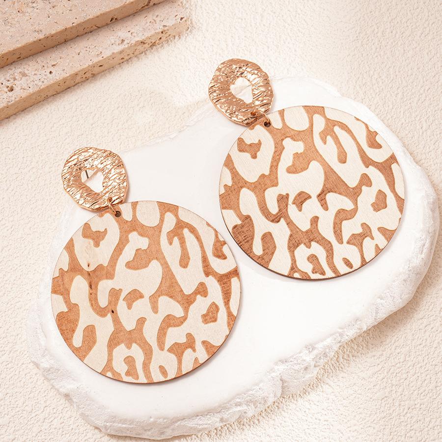 

Преувеличенные деревянные плиссированные круглые серьги с серебряными иглами Богемные нишевые серьги с высокой индивидуальностью и уникальным чувством стиля для женщин