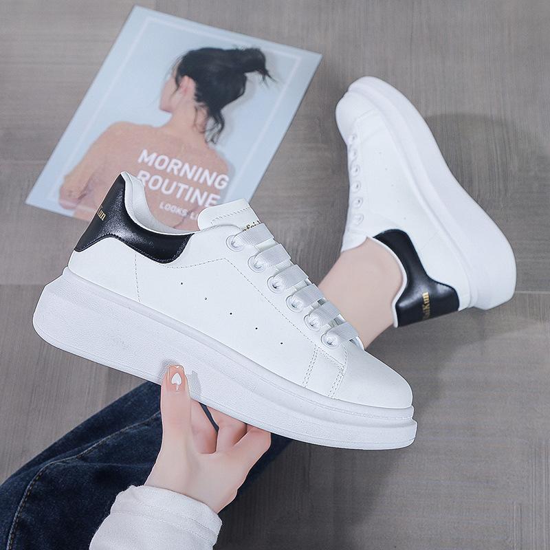 Malé bílé boty 2025 Nové jarní a podzimní párové italské boty McQueen pro muže a ženy Platforma Trend Zvyšuje Casual Sportovní Board Shoes