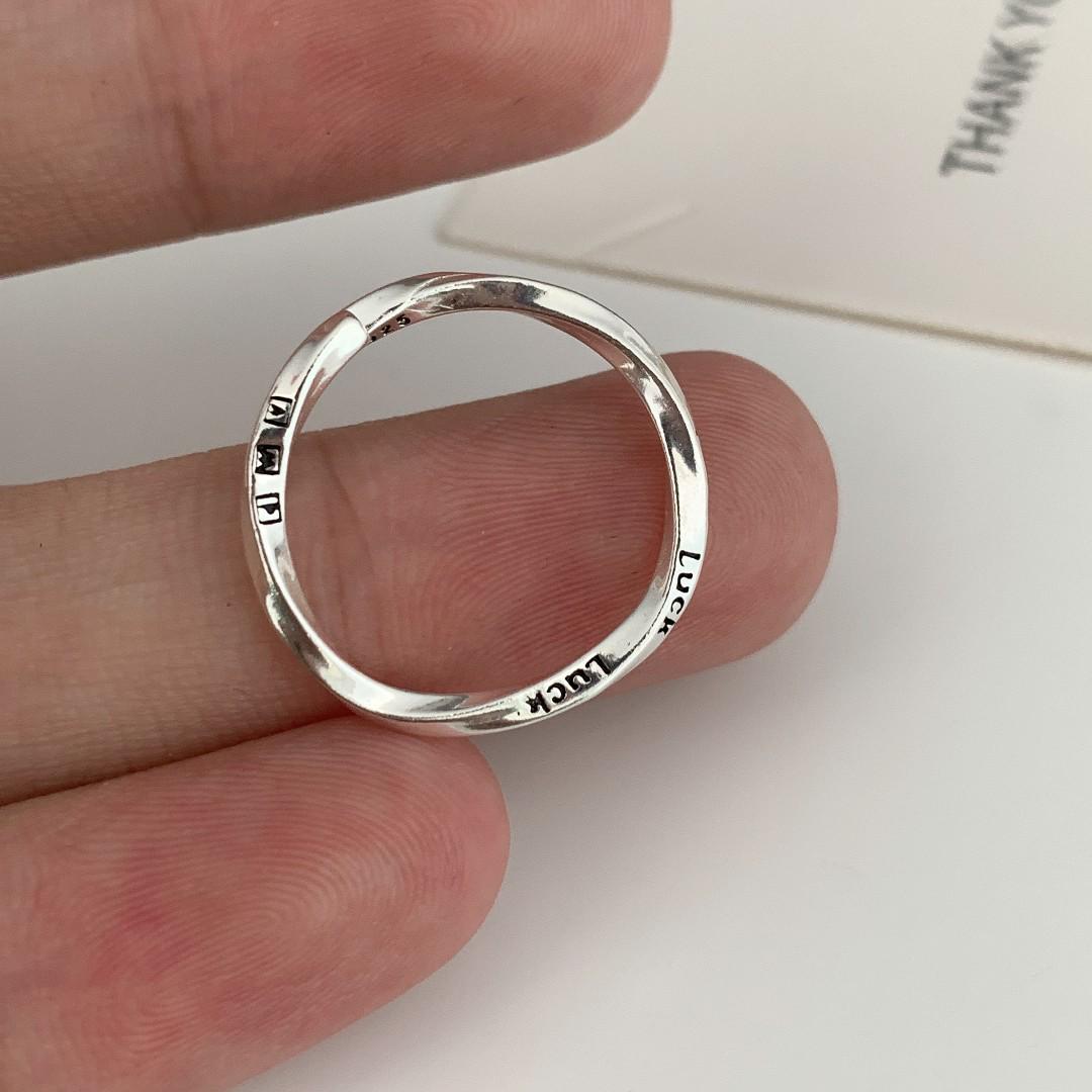 Korean Retro Mobius Twist Bracelet – Women s Fashionable Minimalist Jewelry
