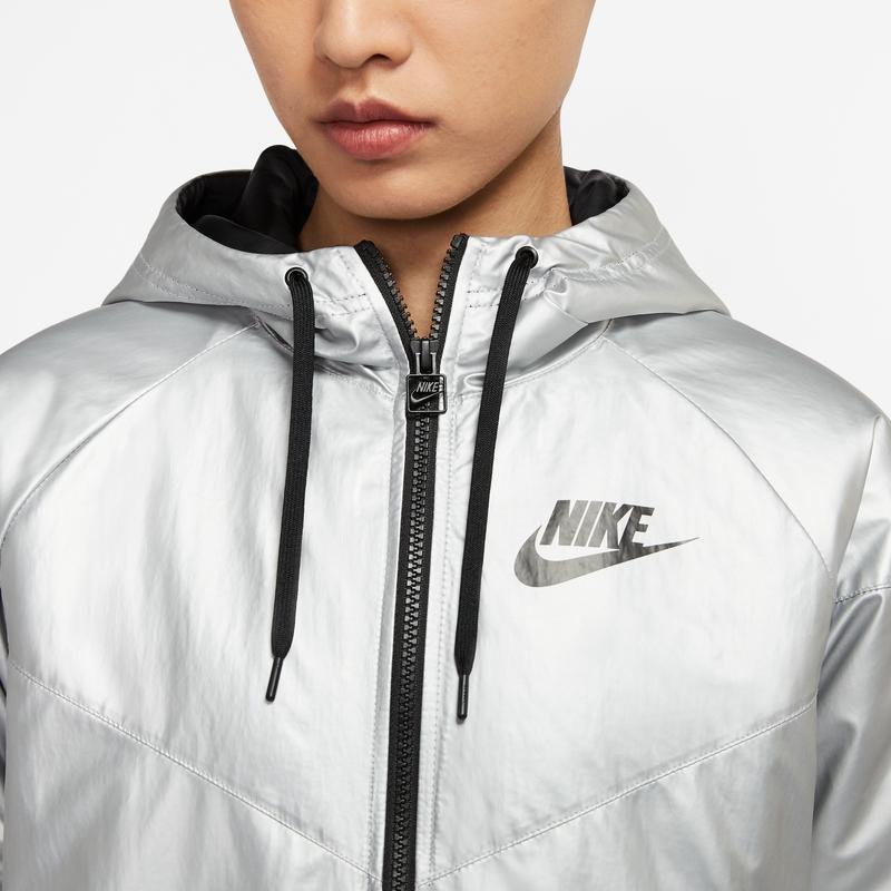 Nike Dámská lehká bunda Windrunner s kapucí a potiskem písmen, casual, syntetická výplň, metalicky stříbrná, černá, CJ2262-095