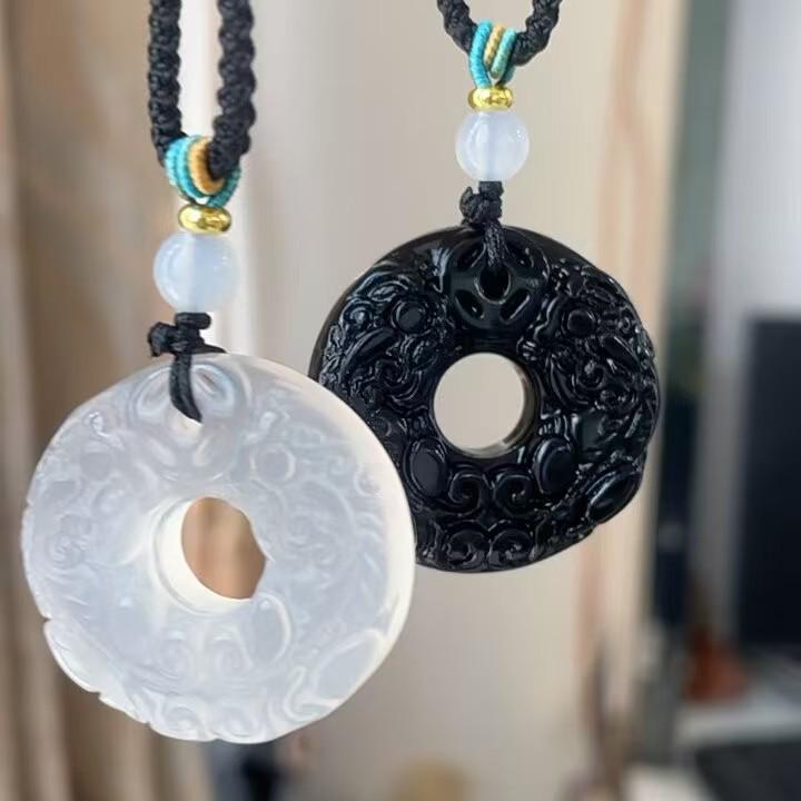 Weiße Chalcedon und Natürlicher Obsidian Doppel Pixiu Friedensschnalle Halskette für Männer und Frauen