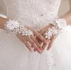 Weiße Handschuhe mit kurzem Riemen, passend zum Sommer-Hochzeitskleid, Modischer ausländischer Stil, Große farbige Diamanten