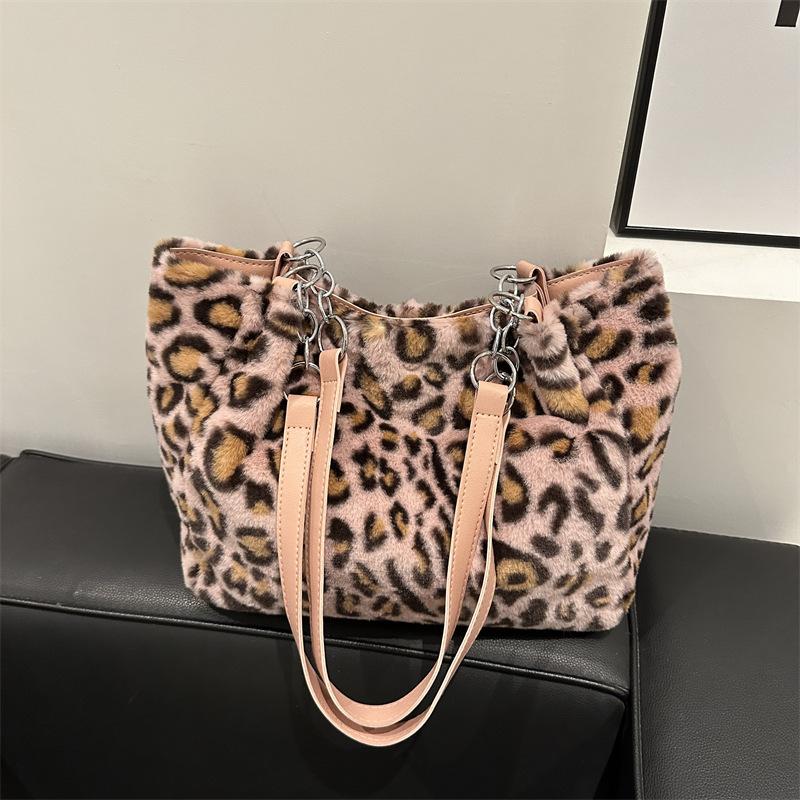 Foreign leopard print plush trend chain This year's personality is versatile, simple and fashionable casual bag, shoulder underarm bag