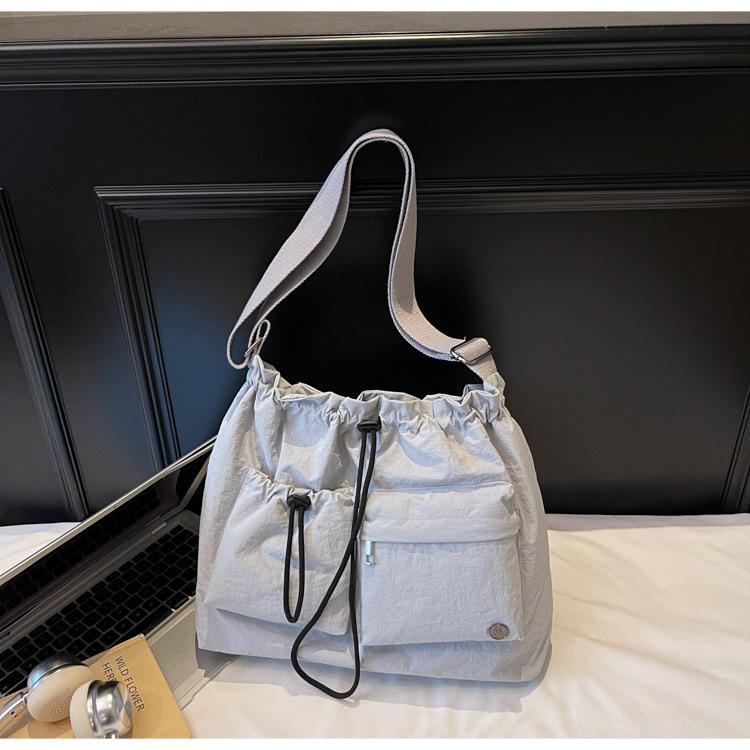 Korean version of fashion casual shoulder bag 2025 new multi-pocket drawstring bucket bag versatile girl lightweight messenger bag