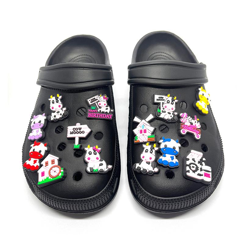 18 Stück süße Kuh-Serie Cartoon PVC Schuhanhänger Dekoration für Schuhzubehör