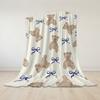 Beiger Bär & Blaue Schleifen Flanelldecke Warm Weich Halloween Weihnachten Sofa Warm Gemütlich Dekorative Deko Geschenk für Jede Jahreszeit