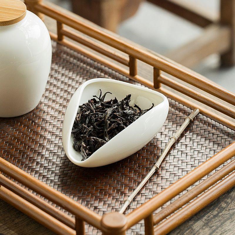 Dehua White Porcelain Tea Scoop for Pu'er Tea Ceremony – Ceramic Tea Leaf Holder and Viewing Tool.