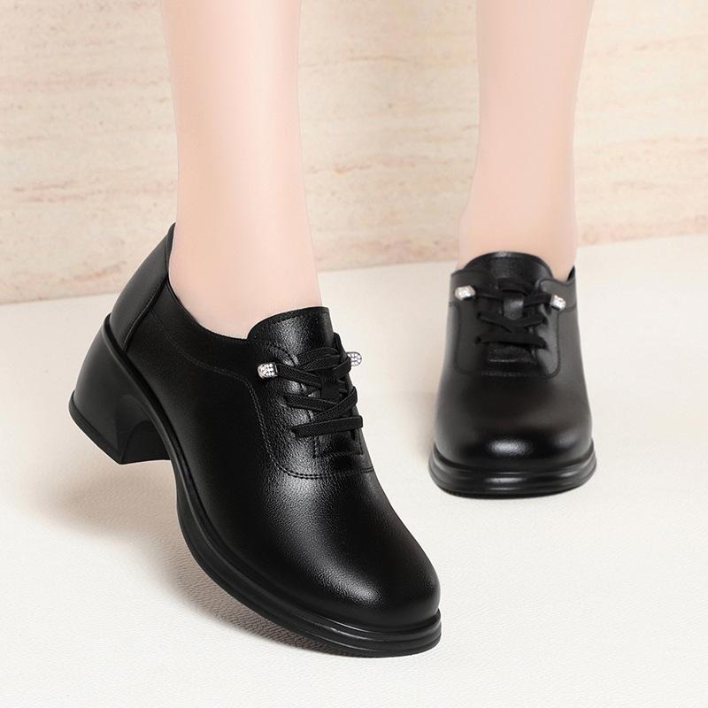 Breathable Comfortable Lace up Soft Leather Shoes Women Flats Spring 2025 Square Heels Black Shoes with Fur for Mom Work Dance