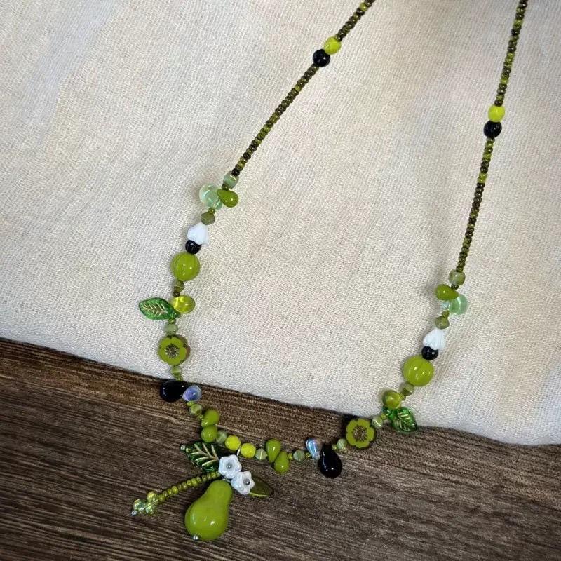 Зеленый браслет из натуральных растений с бусинами Зеленая груша Нишевое винтажное ожерелье из чешских бусин