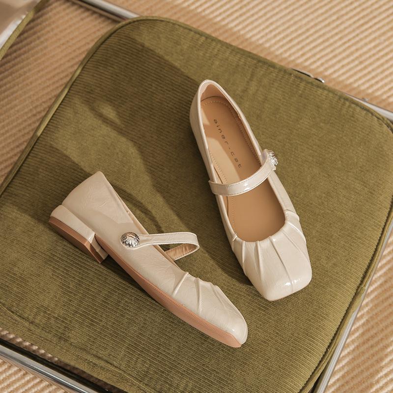 

2307 [Снято с производства] Женские туфли на плоской подошве, на толстом каблуке, с новым квадратным носком, туфли Мэри Джейн, французские плиссированные одинарные туфли 39