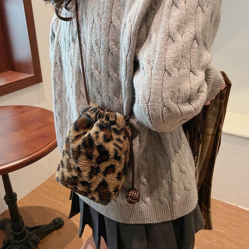 Bag new 2025 cute plush drawstring bag women's trendy versatile messenger mobile phone bag