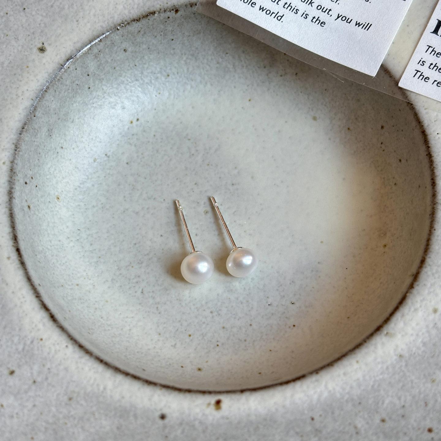 

Freshwater pearl stud earrings simple fashion small earrings niche temperament high sense versatile earrings women