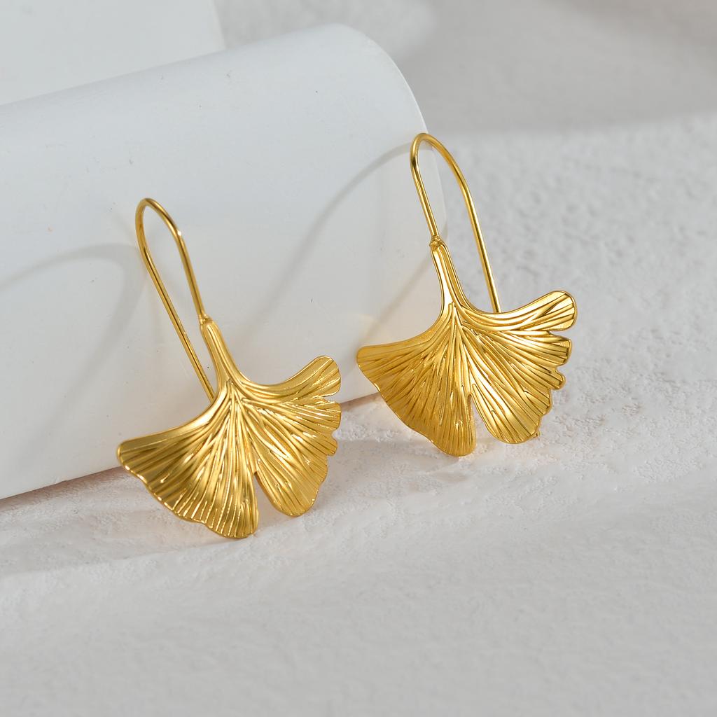 Orecchini da Donna in Acciaio Inossidabile Placcato Oro alla Moda Squisito Design a Foglia di Ginkgo Orecchini Impermeabili con Zirconi Regali Quotidiani per Feste