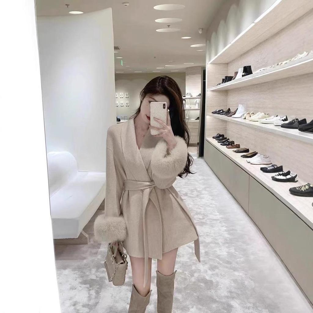 Elegant Women's Wool Cardigan Coat with Apricot, Fur-Trimmed Detail and Waist Cinching – Perfect for Autumn and Winter.