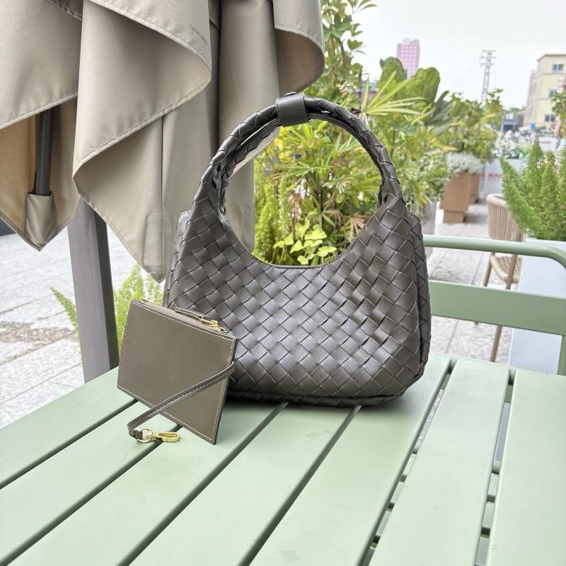 Hot-selling new high-texture cowhide hand-woven handbag large-capacity underarm bag versatile commuter women's bag
