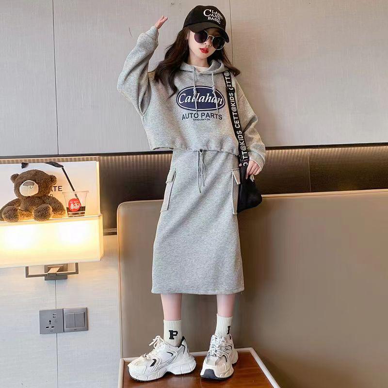 2024 Mädchen Koreanischer Stil Kapuzen-Buchstaben-Top & Rock Zweiteiler Frühling/Herbst Modekleid