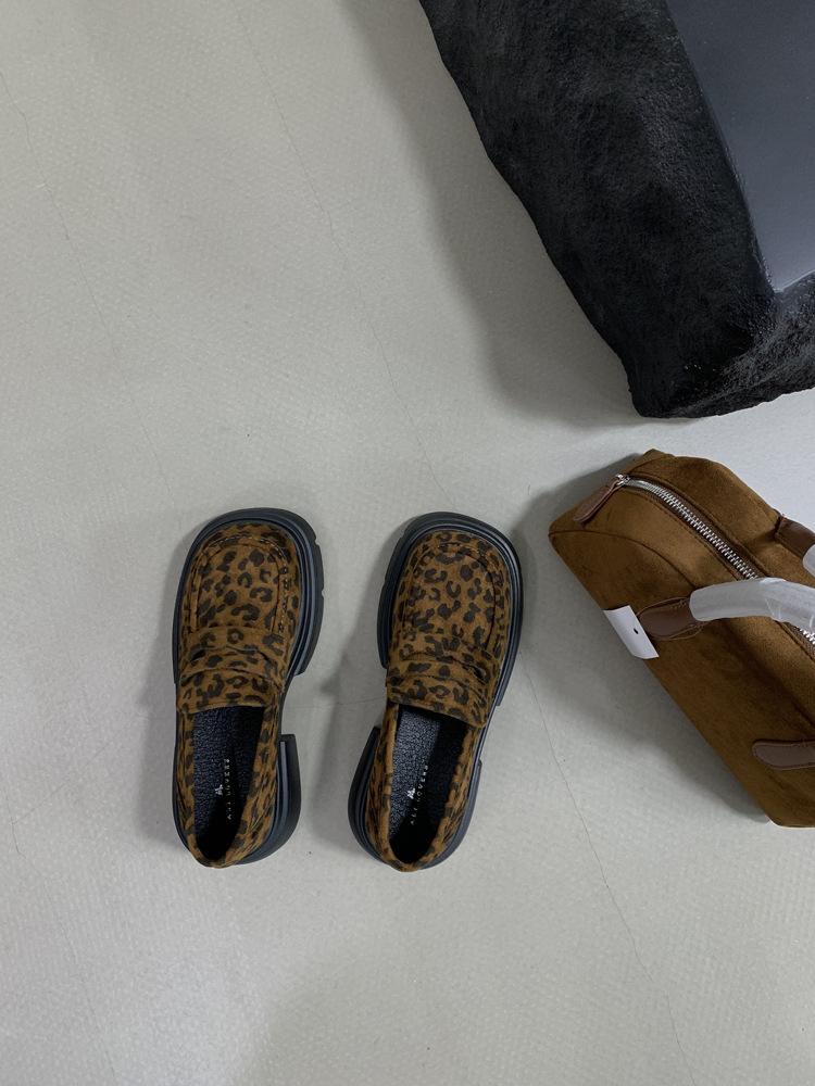 

Интернет-знаменитость корейская версия леопардовый принт британский стиль коричневые 2025 новые весна и осень универсальные платформа утолщенная ретро лоферы 39