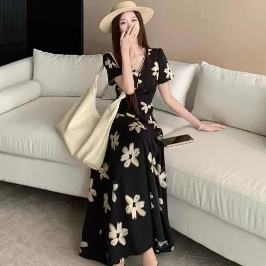 Summer French Retro Black Floral V-Neck Lace Dress with Slimming Waist and Wide Hem