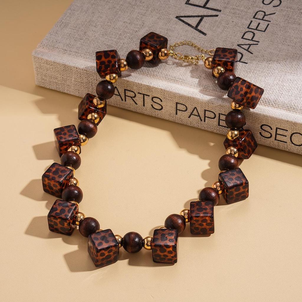 Elegant Acrylic Glass Beaded Pearl Necklace for Women – Versatile and Sophisticated Accessory