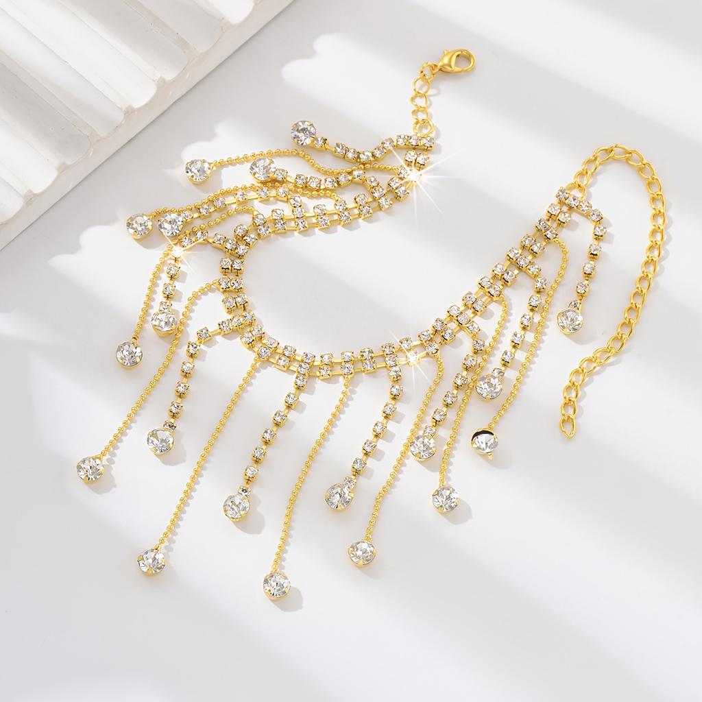 Stilvoller Damenschmuck, eine einfache Fußkette mit einer funkelnden Quaste
