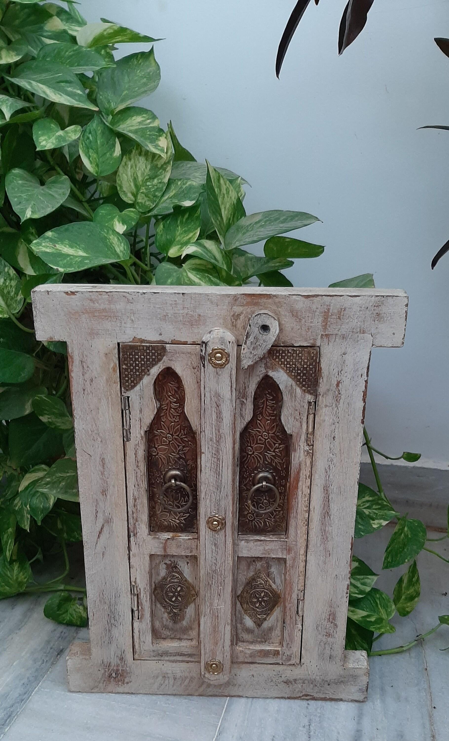 

White Painted Wood Jharokha with Brass Fittings: Vintage Style Wall Decor різнокольоровий