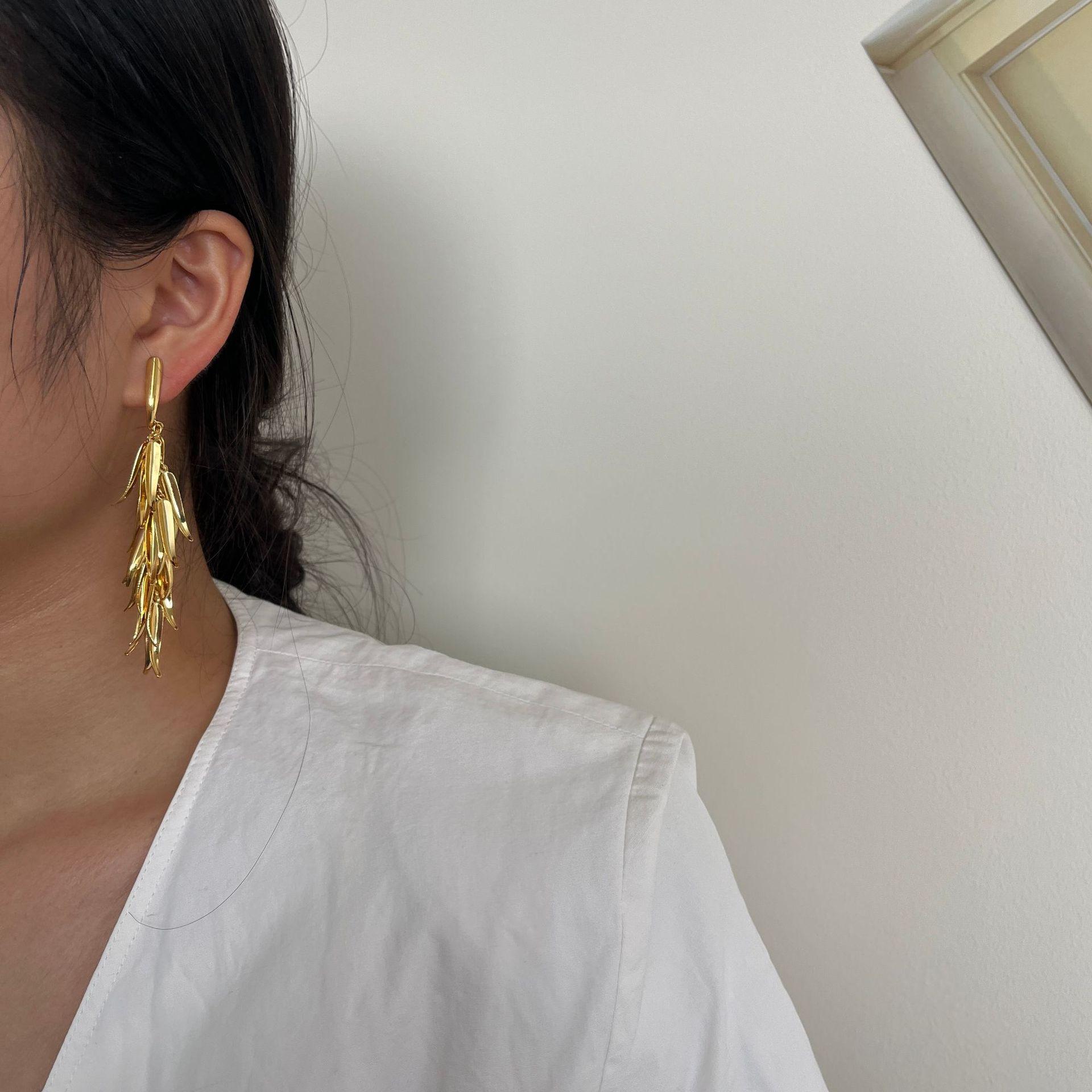 

Французские легкие роскошные металлические серьги с длинными листьями и бахромой из металла, женские модные серьги-гвоздики с листьями высокого класса