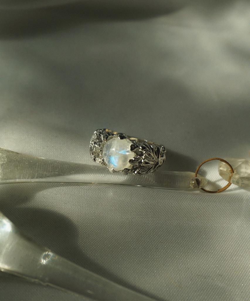 Bizarre Jewelry Angst Blüte (Rainbow Moonstone) Ring