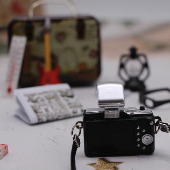 

1 комплект, миниатюрные аксессуары для кукольного домика, мини-камера, чашка для гитары, зубная паста, книга, очки, модель кукольного домика, винтажный чехол, дорожный набор