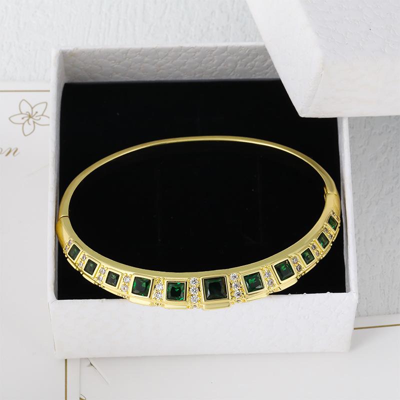 Modisches Leichter Luxus Neues Kupfervergoldetes Armband für Damen Französischer Stil Elegantes Zirkonia-Verschlussarmband