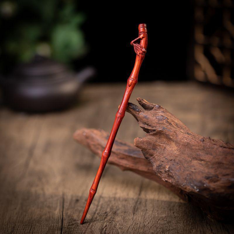 Elegante Haarnadel aus rotem Sandelholz – Haaraccessoire im antiken chinesischen Stil für Haarknoten.