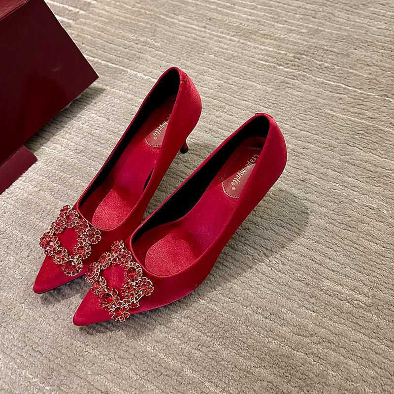 Druvmamma samma 2025 vår och höst satin lätt mun fyrkantspänne blomma diamant tunn hög klack enkelskor dams spetsiga bröllopsskor