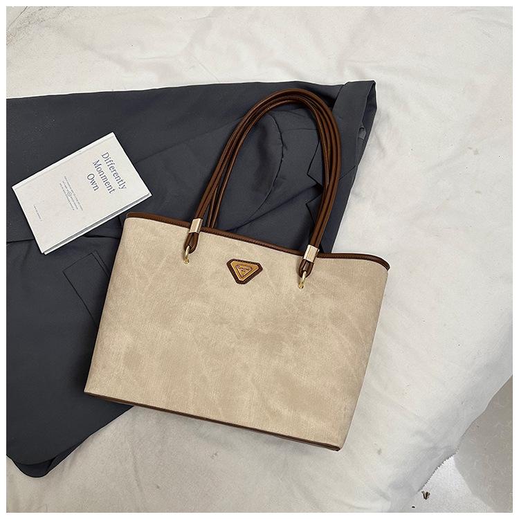 Höst och vinter ny enkel stil nischmode hög känsla toteväska dam pendlar stor kapacitet axelväska