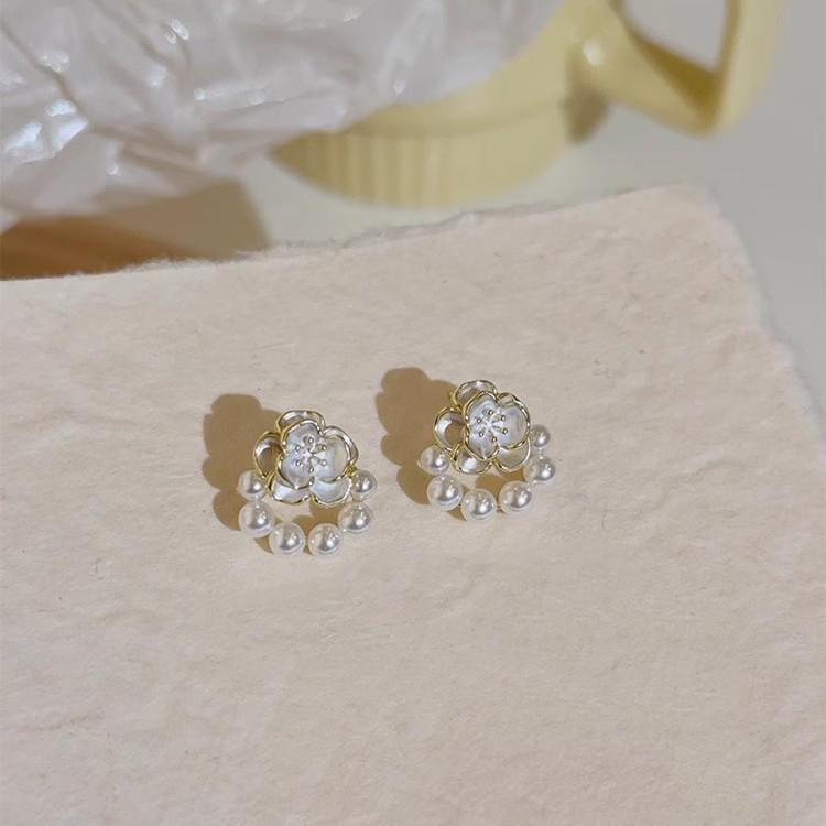 French Camellia Pearl Ear Cuff: Elegant, Non-Piercing Luxury Earrings