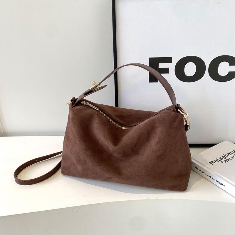 

Винтажная матовая кожаная женская сумка 2025 новая модная на плечо подмышку большая вместимость универсальная для поездок на работу сумка-подушка