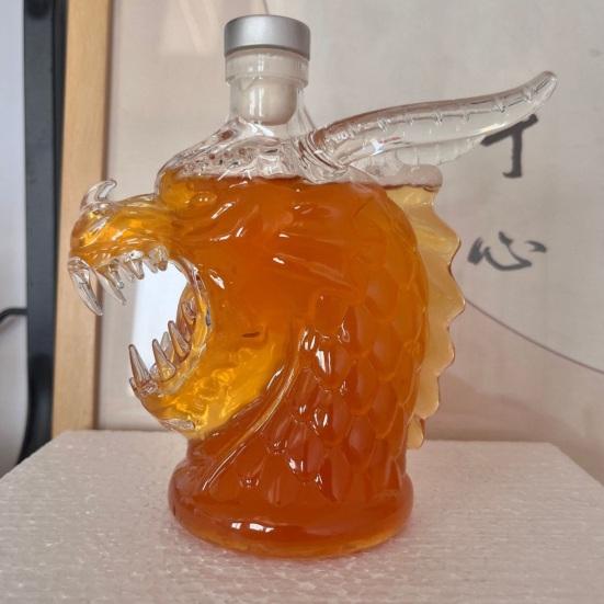 Karafa na whisky s dračí hlavou se silikonovou zátkou 320 ml Skleněný dávkovač na likér pro Bourbon Tequilu Novinka Umění Barové sklo Jedinečná domácí dekorace