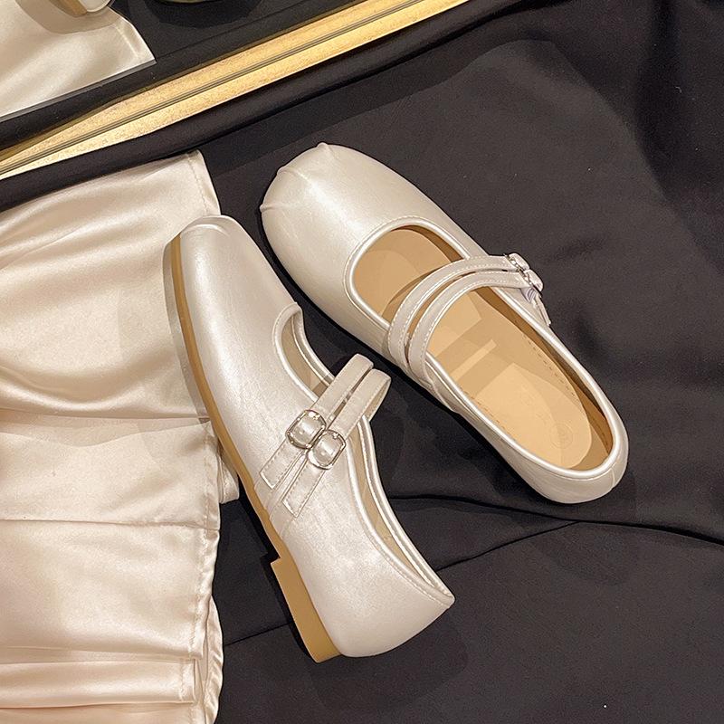 Internet celebrity explosion retro silver French flat bottom light mouth single shoes women's summer 2025 new with skirt Mary Jane shoes