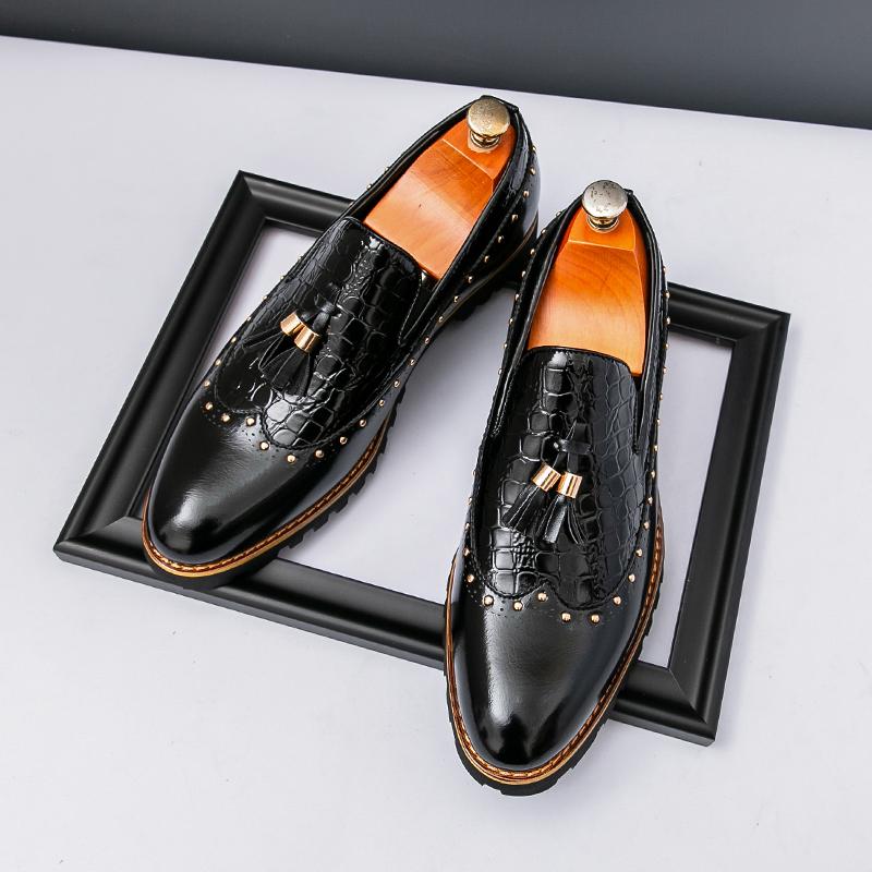 New Black White Rivet Tassel Loafers Men Pointed Patent Leather Casual Shoes Wedding Dress Homecoming Footwear Zapatos Hombre