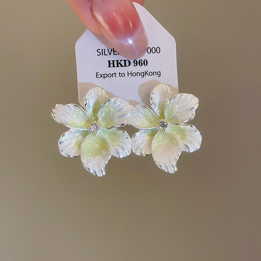Seaside vacation wind gradual change oil painting wind petal stud earrings small fresh sweet earrings light luxury niche high sense earrings