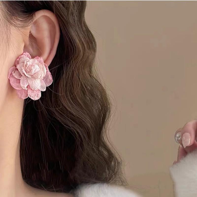 Forest-Inspired Fresh Flower Earrings: Elegant, High-End, Fashion Accessories with a Unique Design.