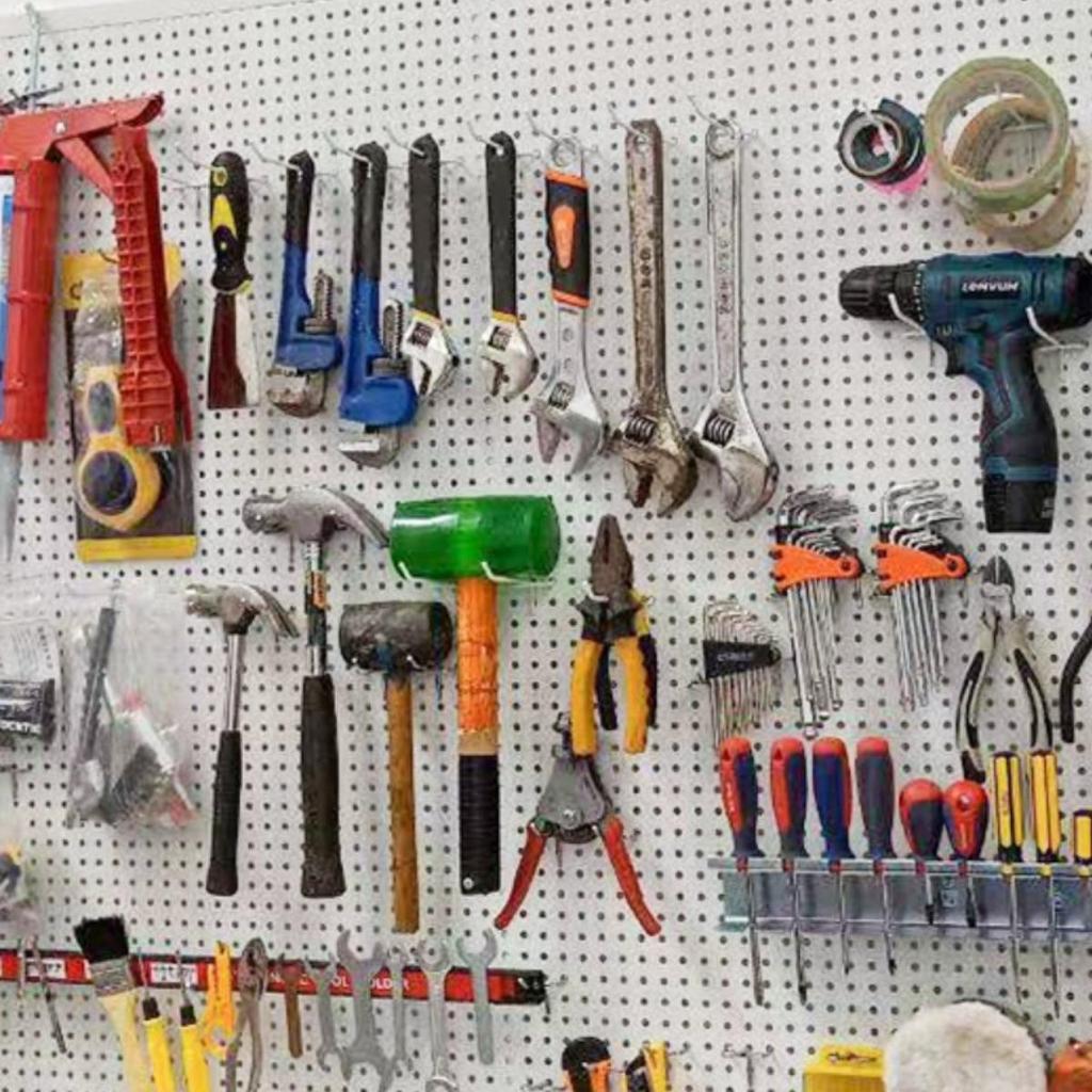 Wandmontiertes Lochplatten-Aufbewahrungsregal für Schmuck, Werkzeuge und Zubehör