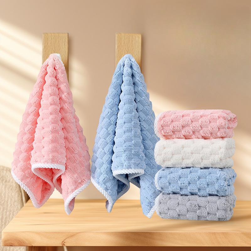 Coral Velvet Cloud-patterned Bath Towel Thickened Water-absorbent Quick-dryingSoft and Non-shedding Suitable for Bathing