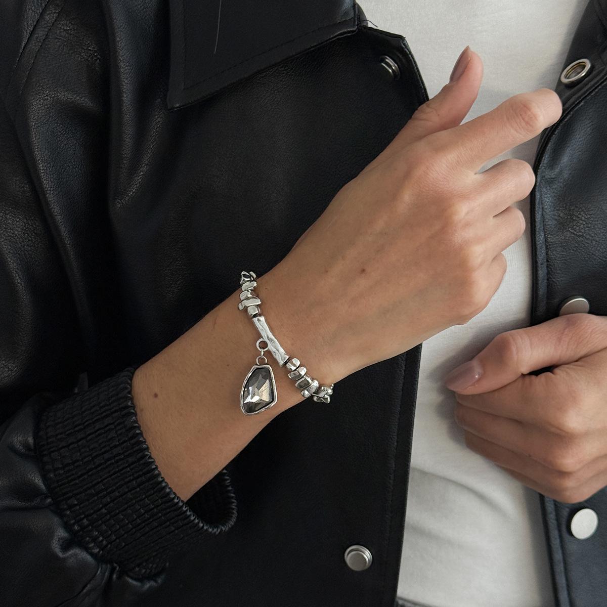 Design Geometric Acrylic Diamond Jewel Pendant Necklace, Stylish Snake Bone Chain Long Necklace