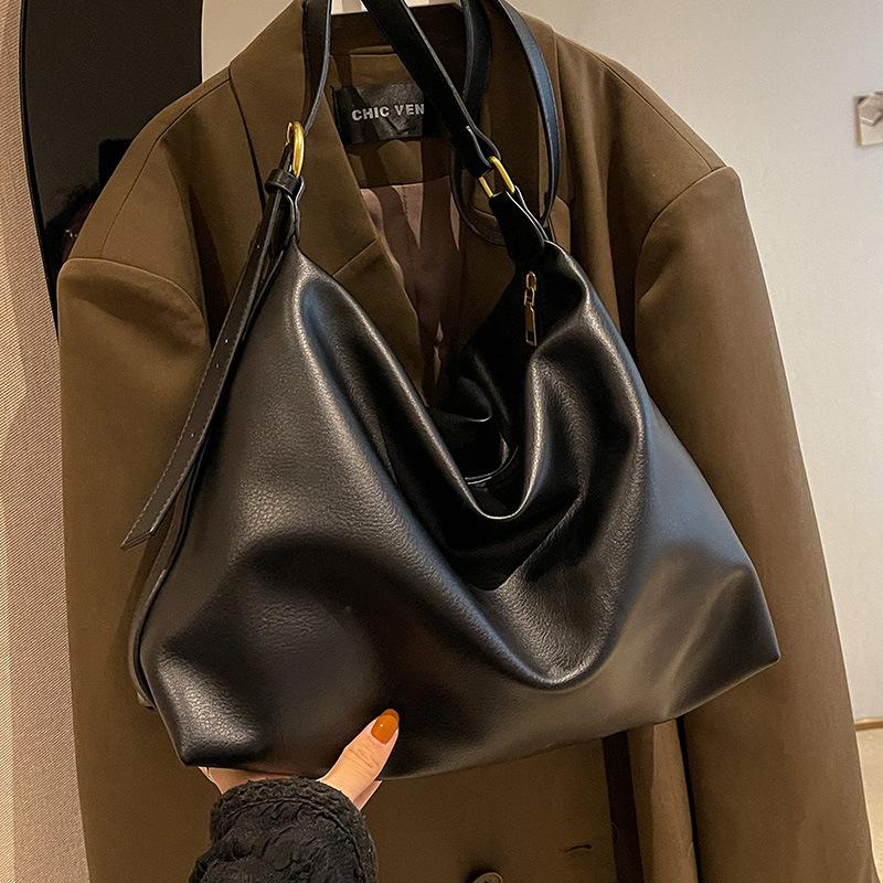 Black bag women's autumn and winter fashion new fashion large capacity shoulder messenger bag casual versatile commuter tote bag
