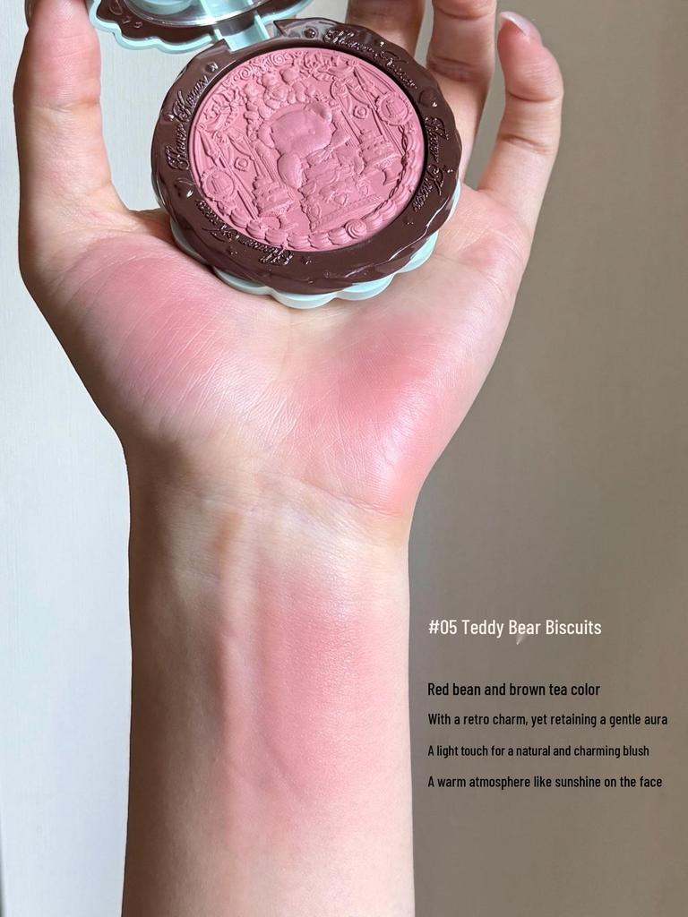 Flower Knows Sweetheart Little Bear: Lip Gloss, Blush, Eyeshadow, Concealer, Palette, Powder Puff, Pendant, Perfume, Eyebrow Tint, Mirror.