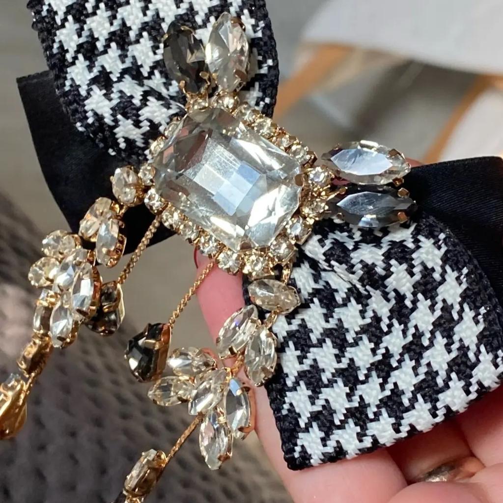 Vintage British Style Bowknot Brooch for Women - Rhinestone & Tassel Bow Tie Collar Pin - Elegant Fabric Flower Shirt Jewelry