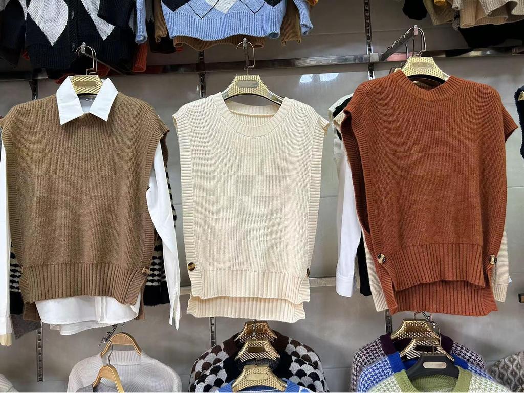 Women's Slim Fashion Round Neck Buttoned Knitted Vest - Anti-Pilling, Solid Color (Spring/Autumn 2022)