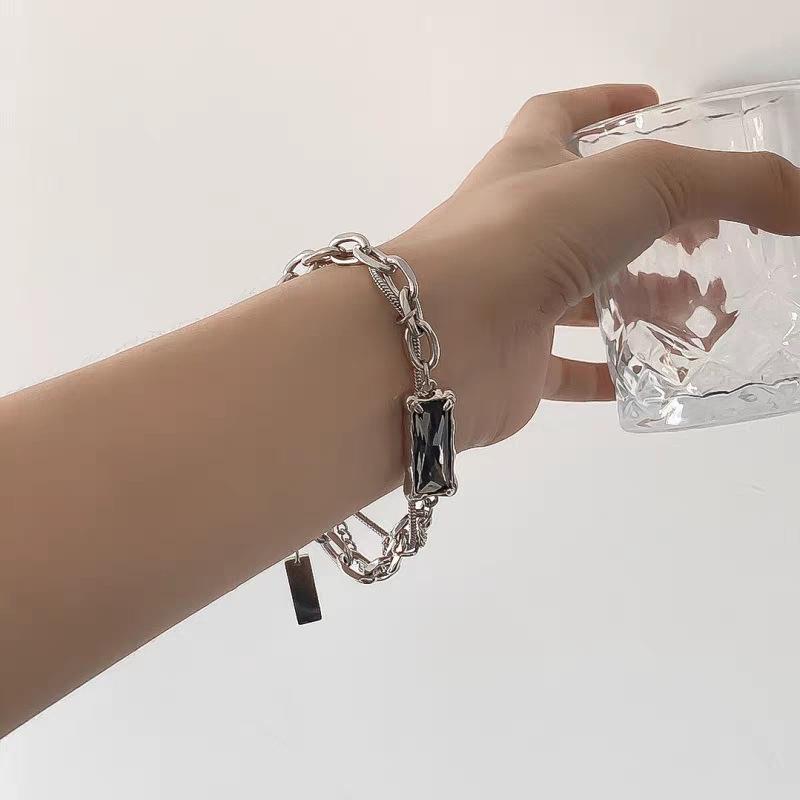 Zimna i Elegancka Kamienna Bransoletka dla Kobiet z Dwupoziomowym Owinięciem i Łączeniem, Charakteryzująca się Wyjątkowym i Ekskluzywnym Designem ze Słodkim Akcentem.